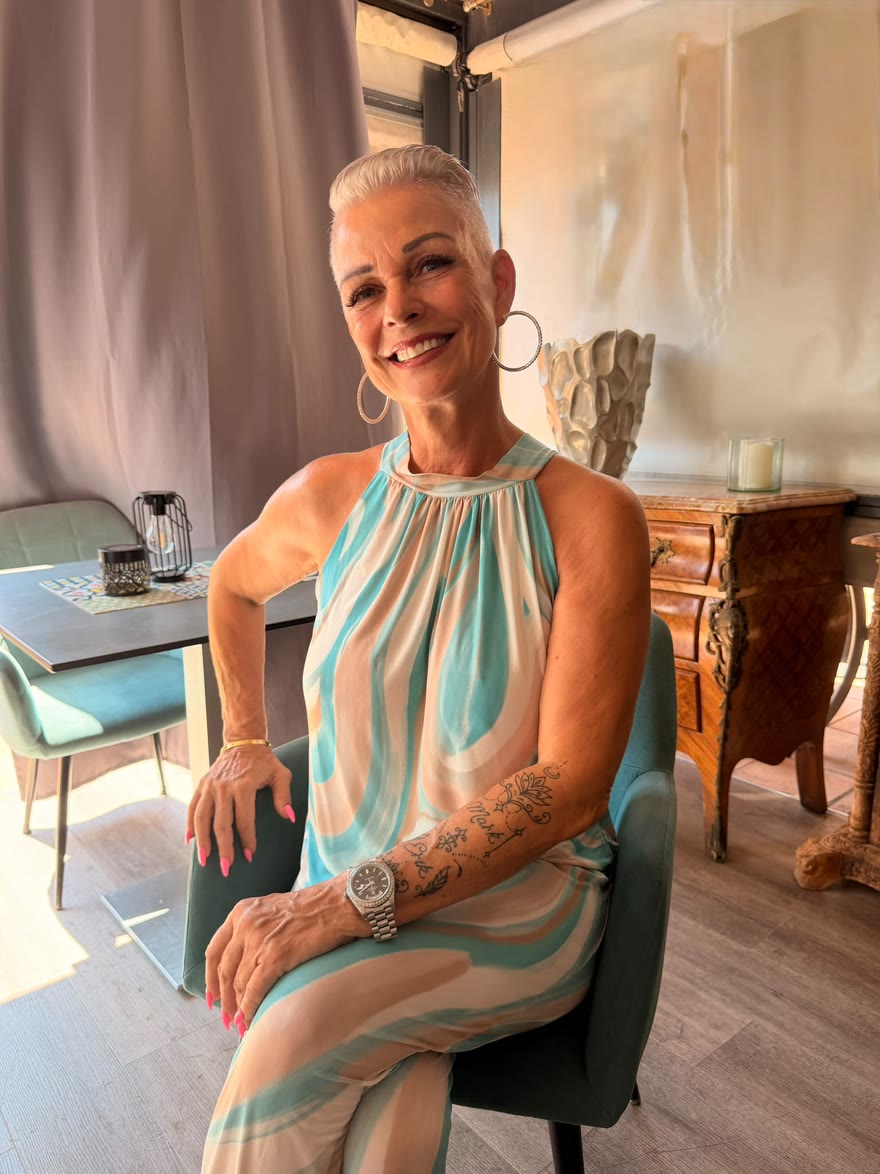 Renée Gorgoglione sonríe a la cámara, sentada en el comedor de su restaurante.